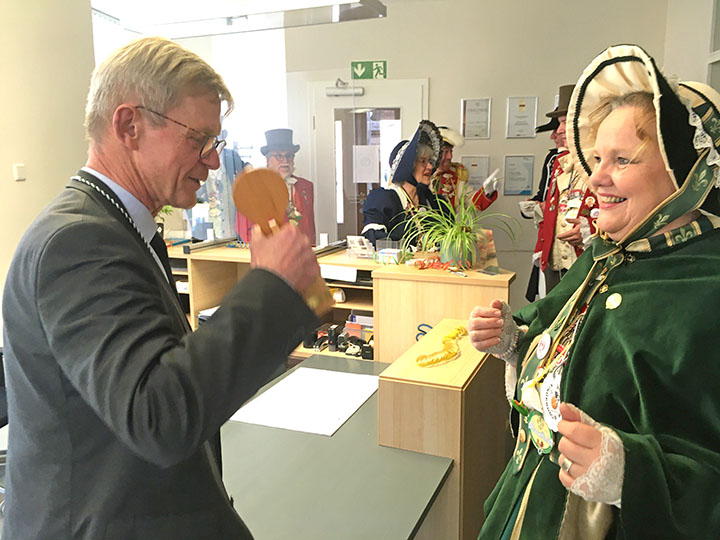 Brunnenpaar-Orden Nach der Verleihung des Ordens gibt es den traditionellen Schluck aus der „Lepp”, dem traditionellen Trinkgefäß der Florengäßner Brunnenzeche.