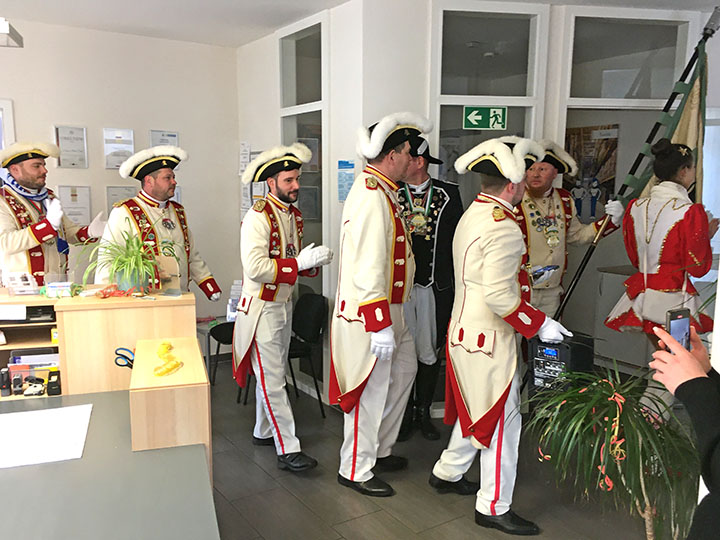 Brunnenzeche-Einmarsch Die Brunnengarde zieht ein – neben dem Gesinde die traditionelle Begleitung des Brunnenpaares.