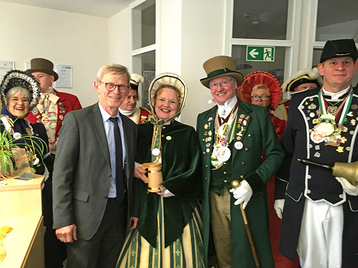 Brunnenpaar-01 Gruppenbild mit „Brunnenherrn und seiner Liesel
