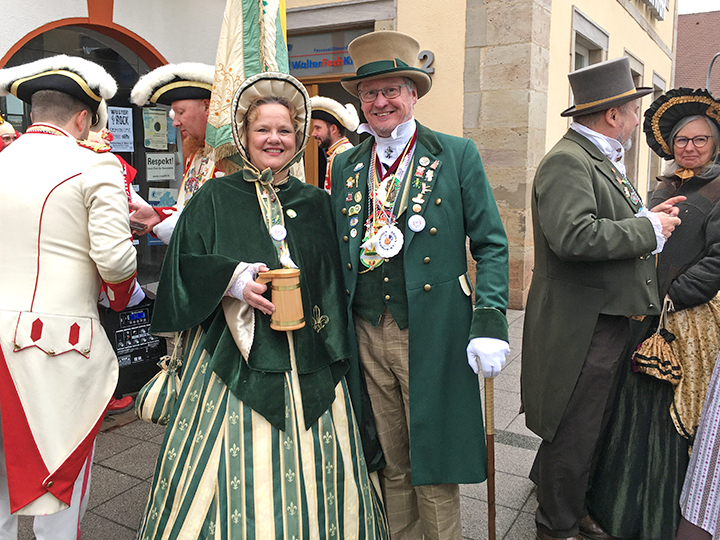 Brunnenpaar-02 Das Brunnenpaar „Ulli und Michael mit Liebe zu Föllsch Foll” bereitet sich auf den Einmarsch bei Walter-Fach-Kraft vor.